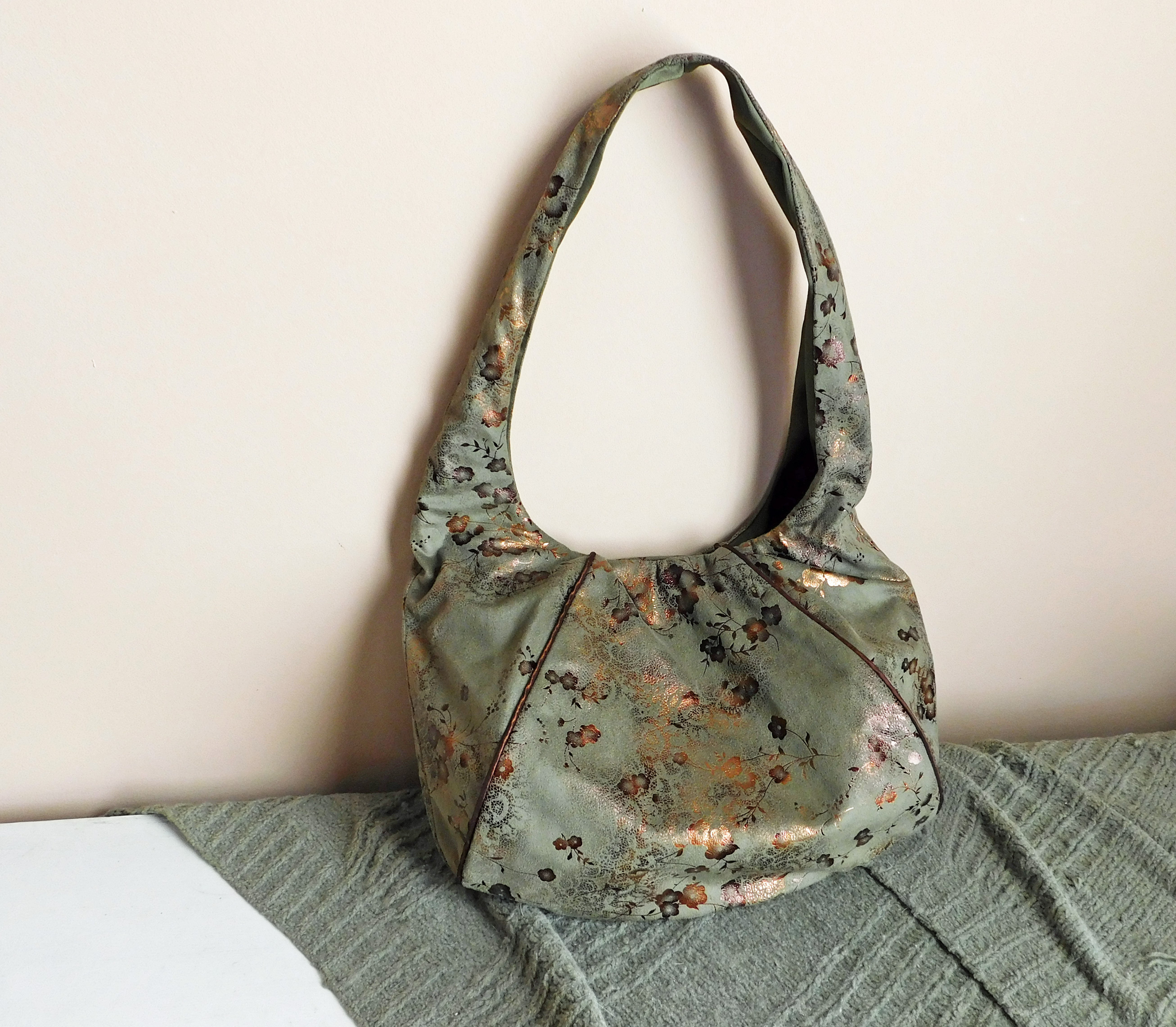 Laney Reversible Hobo Bag FREE sewing pattern - Sew Modern Bags